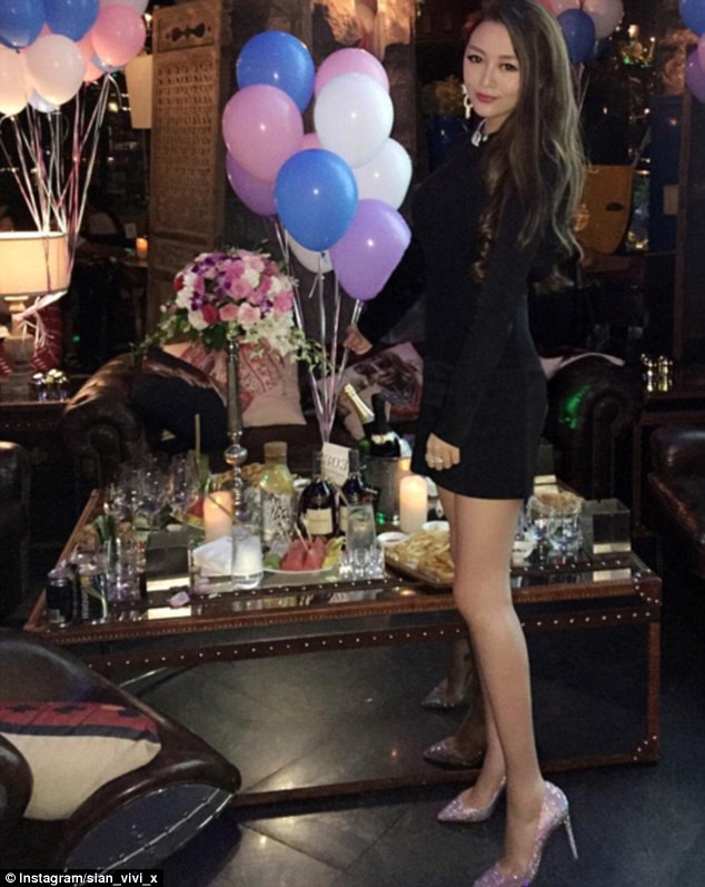 Loạt ảnh cho thấy mức độ gi&agrave;u c&oacute; khủng khiếp của c&aacute;c tiểu thư giới thượng lưu ở Trung Quốc - Ảnh 2.