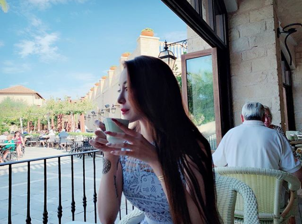 Loạt ảnh cho thấy mức độ gi&agrave;u c&oacute; khủng khiếp của c&aacute;c tiểu thư giới thượng lưu ở Trung Quốc - Ảnh 6.