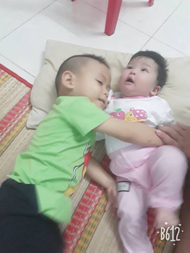 Anh trai 2 tuổi đút cho em ăn, mẹ thấy con ọe tức tốc đưa đi viện và hốt hoảng khi nhìn kết quả X-quang - Ảnh 3. Anh trai 2 tuổi đút cho em ăn, mẹ thấy con ọe tức tốc đưa đi viện và hốt hoảng khi nhìn kết quả X-quang - Ảnh 3.