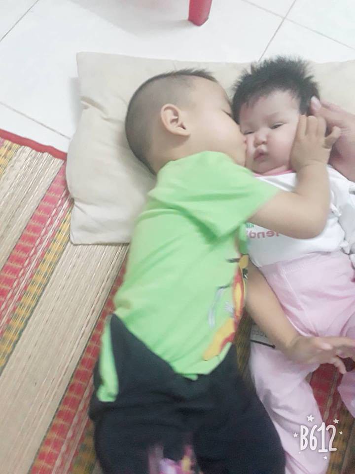 Anh trai 2 tuổi đút cho em ăn, mẹ thấy con ọe tức tốc đưa đi viện và hốt hoảng khi nhìn kết quả X-quang - Ảnh 4. Anh trai 2 tuổi đút cho em ăn, mẹ thấy con ọe tức tốc đưa đi viện và hốt hoảng khi nhìn kết quả X-quang - Ảnh 4.