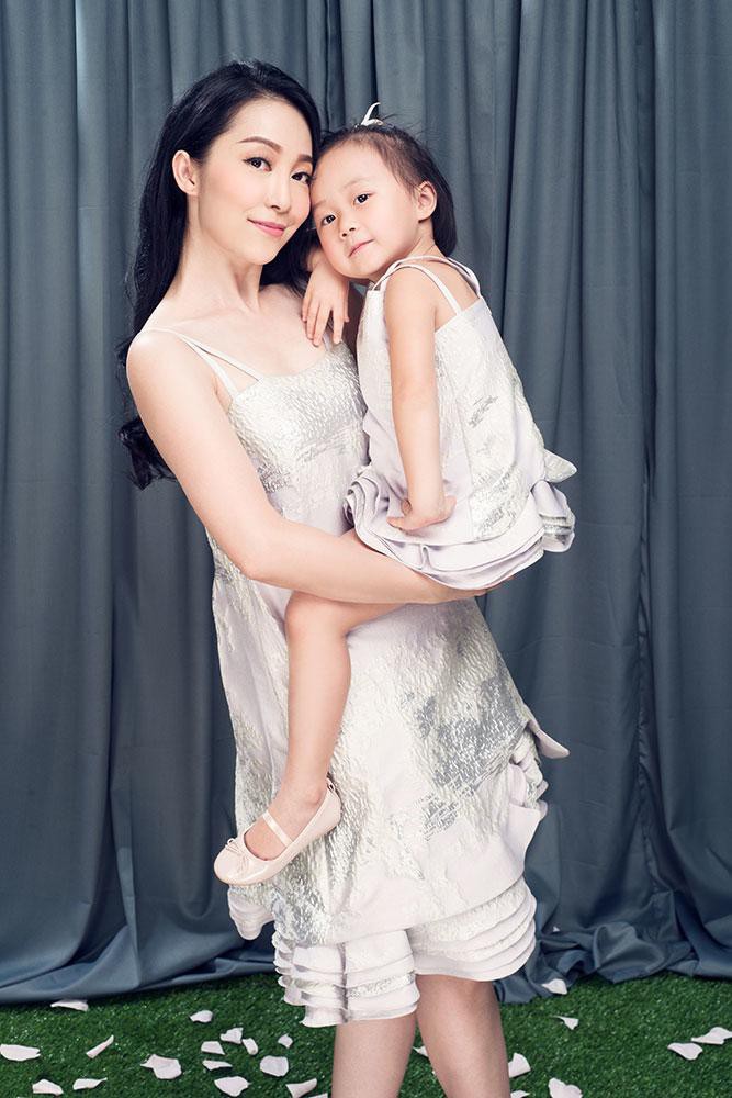 Cô bé 6 tuổi xinh đẹp được Lâm Tây cưng chiều hóa ra lại là con gái của nữ nghệ sĩ này - Ảnh 6. Cô bé 6 tuổi xinh đẹp được Lâm Tây cưng chiều hóa ra lại là con gái của nữ nghệ sĩ này - Ảnh 6.