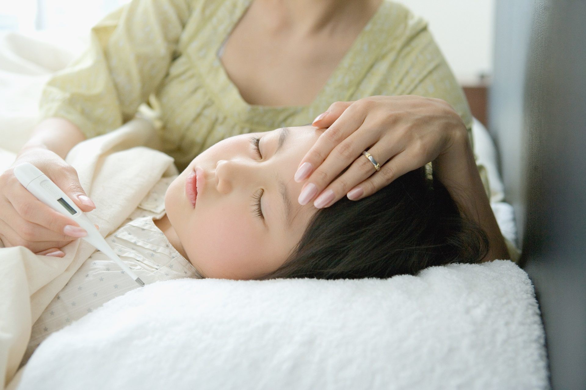 Cứ thấy con sốt là bố mẹ lại đè ra cho uống thuốc hạ sốt, bác sĩ nói gì? - Ảnh 2. Cứ thấy con sốt là bố mẹ lại đè ra cho uống thuốc hạ sốt, bác sĩ nói gì? - Ảnh 2.