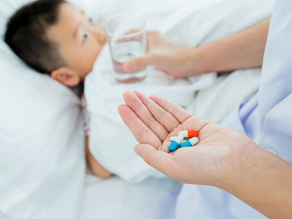 Cứ thấy con sốt là bố mẹ lại đè ra cho uống thuốc hạ sốt, bác sĩ nói gì? - Ảnh 1. Cứ thấy con sốt là bố mẹ lại đè ra cho uống thuốc hạ sốt, bác sĩ nói gì? - Ảnh 1.