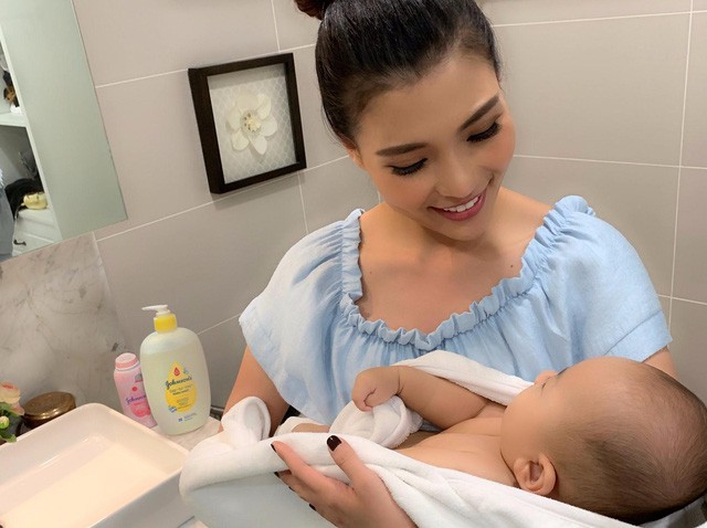 Thúy Diễm: “Tôi yêu khoảnh khắc tắm cho con mỗi ngày” - Ảnh 3. Thúy Diễm: “Tôi yêu khoảnh khắc tắm cho con mỗi ngày” - Ảnh 3.