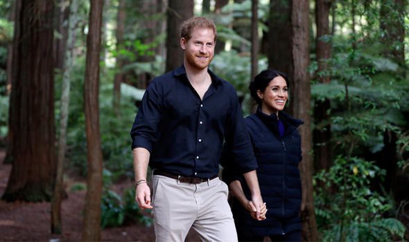 Meghan từng chụp khoảnh khắc quay lưng với cả thế giới c&ugrave;ng chồng cũ giống với Harry v&agrave; &yacute; nghĩa thực sự đằng sau - Ảnh 3.