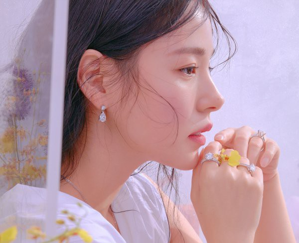 Từng sống cuộc đời ôsin đầy tủi nhục để được đi học, tôi bật khóc khi đọc bài báo về thành công của HHen Niê - Ảnh 1. Từng sống cuộc đời ôsin đầy tủi nhục để được đi học, tôi bật khóc khi đọc bài báo về thành công của HHen Niê - Ảnh 1.