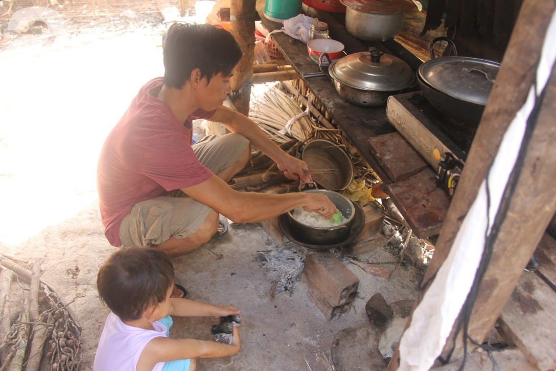 Lời khẩn cầu của người bố ôm con trai 9 tháng tuổi bệnh tật thì mẹ bỏ đi, để lại 3 con nheo nhóc - Ảnh 16.