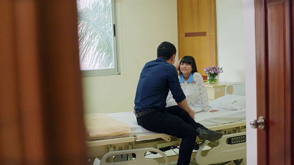 Gạo nếp gạo tẻ: Phúc nổi điên cho Kiệt ăn tát vì bỏ con ngất xỉu ở cổng trường, lý do lại là Hân! - Ảnh 9. Gạo nếp gạo tẻ: Phúc nổi điên cho Kiệt ăn tát vì bỏ con ngất xỉu ở cổng trường, lý do lại là Hân! - Ảnh 9.