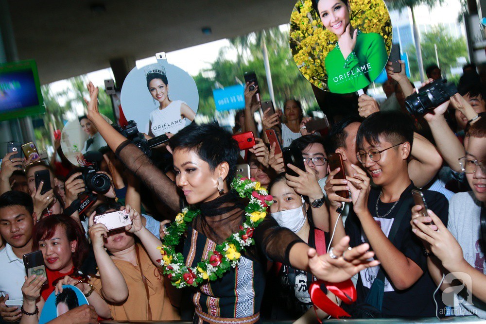 HHen Niê bật khóc nức nở khi vừa đặt chân về Việt Nam sau hành trình thần thánh tại Miss Universe 2018 - Ảnh 7. HHen Niê bật khóc nức nở khi vừa đặt chân về Việt Nam sau hành trình thần thánh tại Miss Universe 2018 - Ảnh 7.