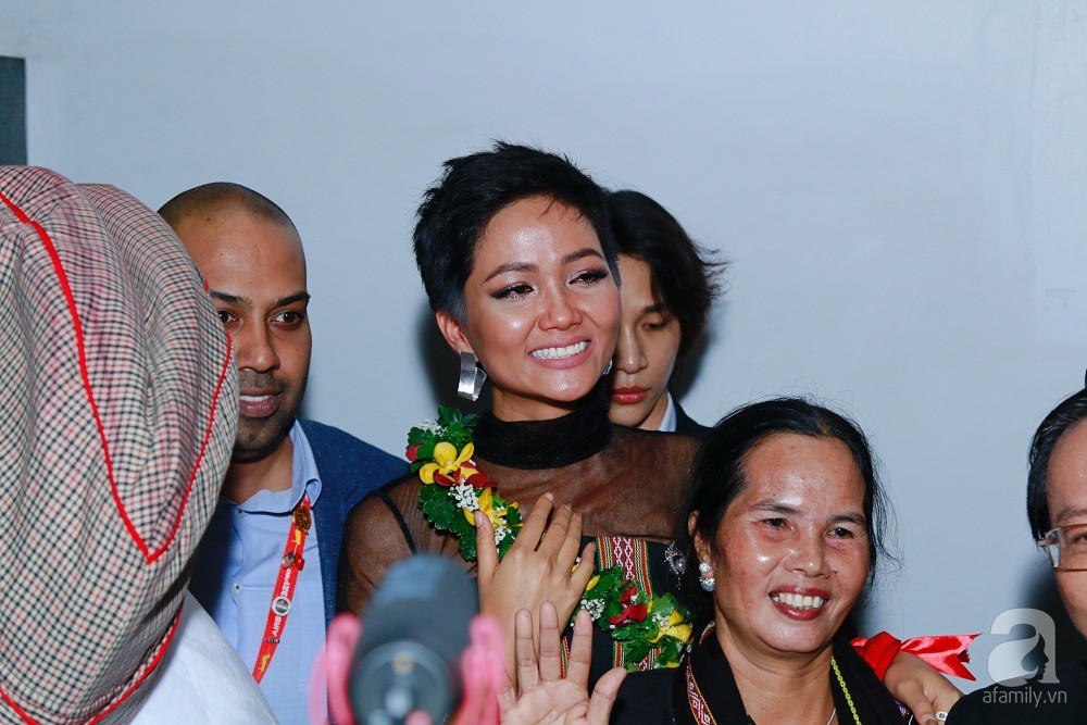 HHen Niê bật khóc nức nở khi vừa đặt chân về Việt Nam sau hành trình thần thánh tại Miss Universe 2018 - Ảnh 9. HHen Niê bật khóc nức nở khi vừa đặt chân về Việt Nam sau hành trình thần thánh tại Miss Universe 2018 - Ảnh 9.