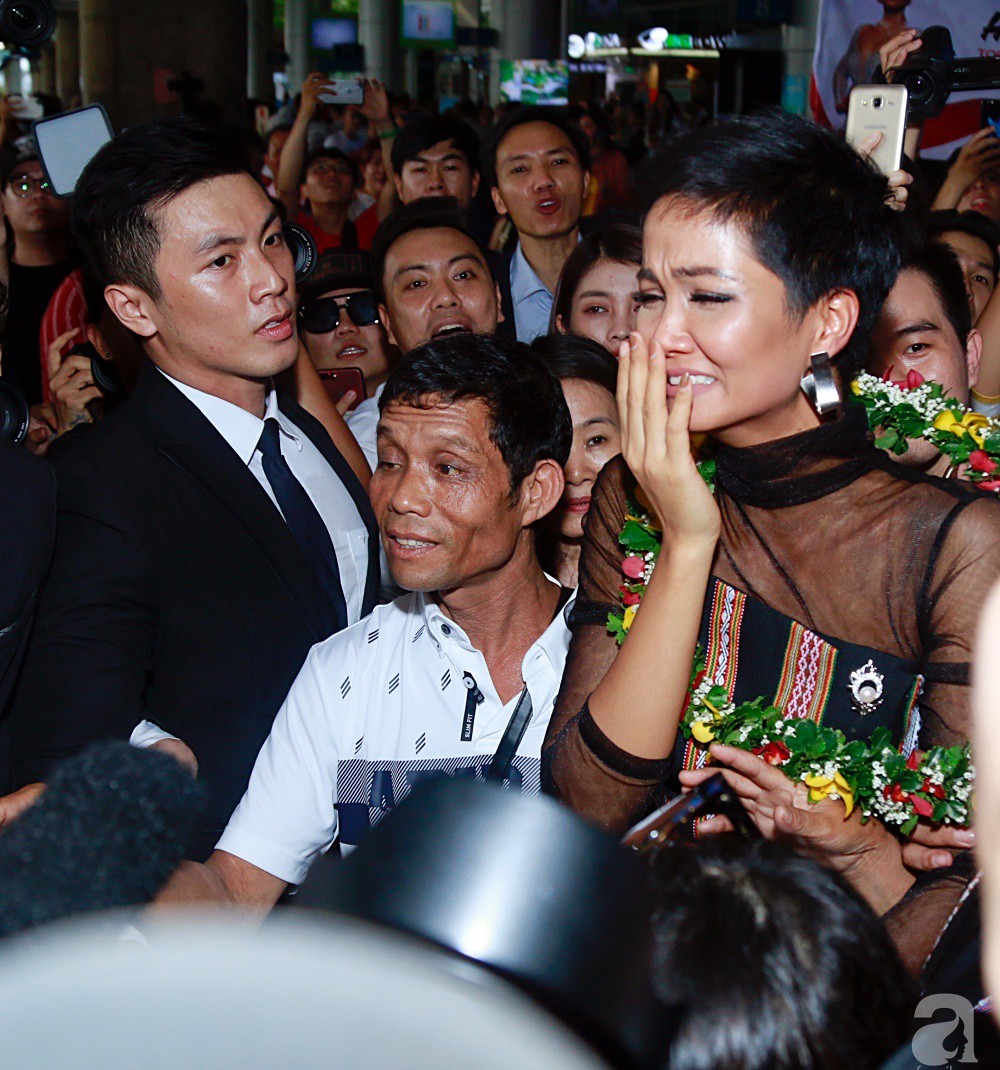 HHen Niê bật khóc nức nở khi vừa đặt chân về Việt Nam sau hành trình thần thánh tại Miss Universe 2018 - Ảnh 11. HHen Niê bật khóc nức nở khi vừa đặt chân về Việt Nam sau hành trình thần thánh tại Miss Universe 2018 - Ảnh 11.
