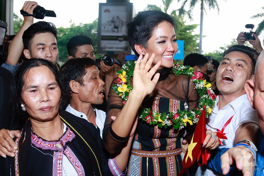 HHen Niê bật khóc nức nở khi vừa đặt chân về Việt Nam sau hành trình thần thánh tại Miss Universe 2018 - Ảnh 14. HHen Niê bật khóc nức nở khi vừa đặt chân về Việt Nam sau hành trình thần thánh tại Miss Universe 2018 - Ảnh 14.
