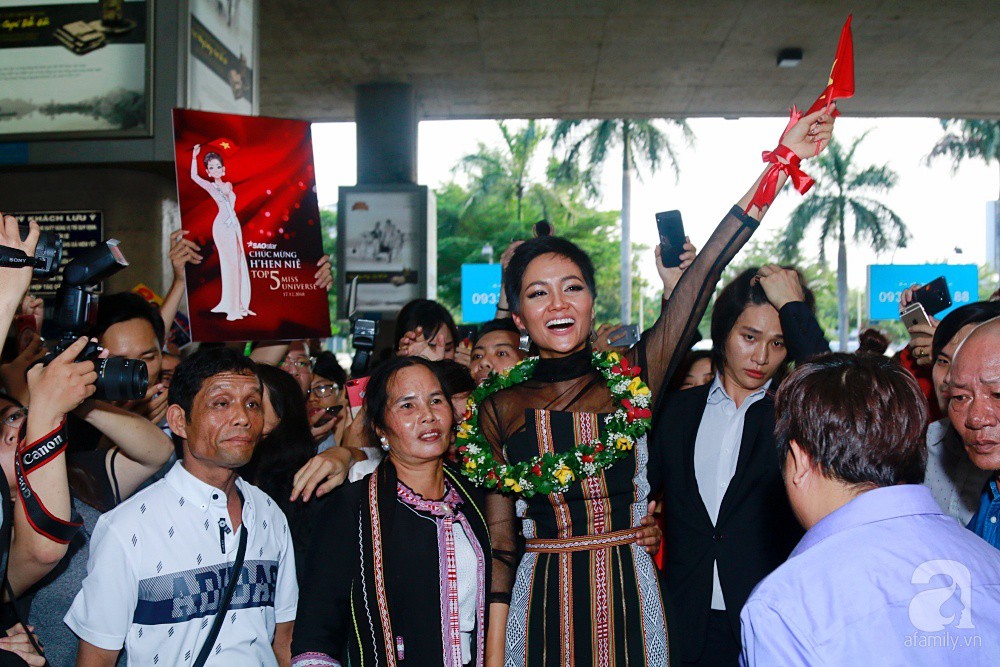 HHen Niê bật khóc nức nở khi vừa đặt chân về Việt Nam sau hành trình thần thánh tại Miss Universe 2018 - Ảnh 15. HHen Niê bật khóc nức nở khi vừa đặt chân về Việt Nam sau hành trình thần thánh tại Miss Universe 2018 - Ảnh 15.