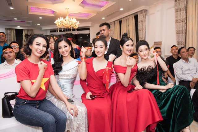 Hoa hậu Ngọc H&acirc;n, Mỹ Linh đồng loạt diện v&aacute;y khoe trọn vai trần, nhưng nh&igrave;n sang Huyền My ai cũng cho&aacute;ng hơn cả! - Ảnh 4.