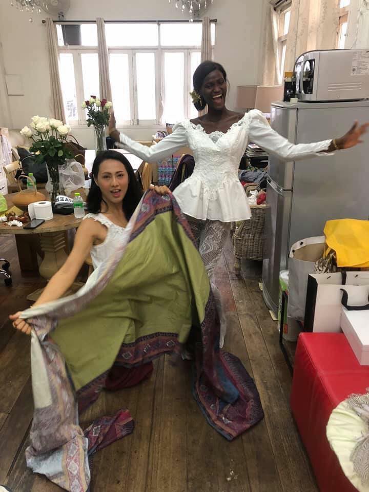 Câu chuyện cảm động về thí sinh Miss Universe 2018: Dự thi muộn vì quá nghèo, nhưng nhận cái kết ấm lòng từ người dân Thái - Ảnh 3. Câu chuyện cảm động về thí sinh Miss Universe 2018: Dự thi muộn vì quá nghèo, nhưng nhận cái kết ấm lòng từ người dân Thái - Ảnh 3.