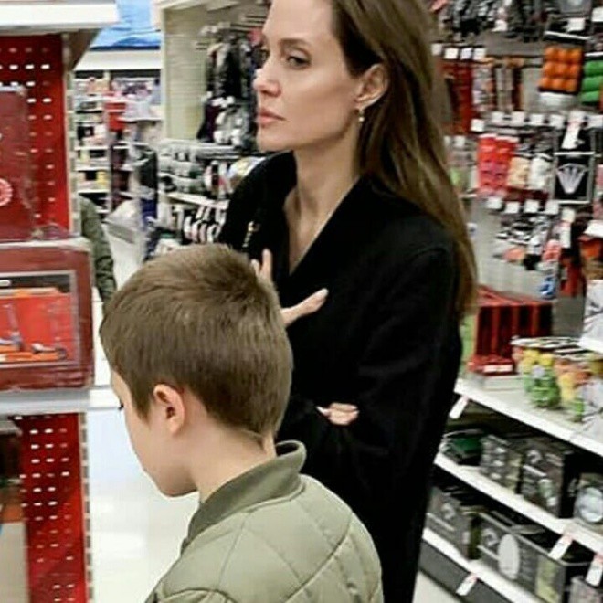 Angelina Jolie đưa con ruột đi chơi sau khi tố chồng cũ từng ghét bỏ Pax Thiên - Ảnh 1. Angelina Jolie đưa con ruột đi chơi sau khi tố chồng cũ từng ghét bỏ Pax Thiên - Ảnh 1.