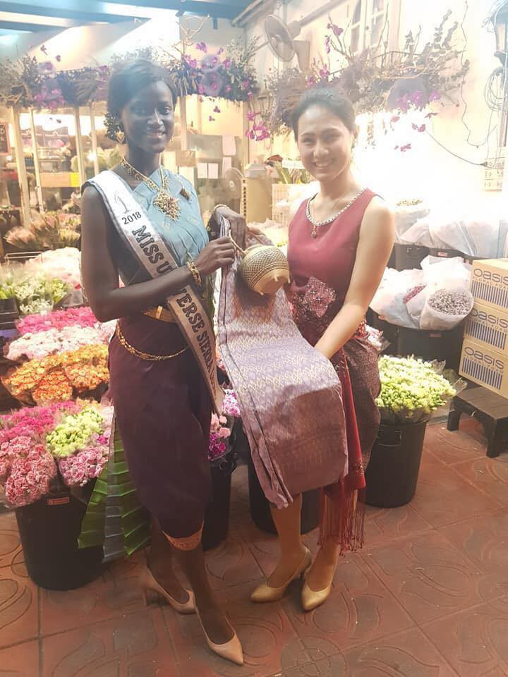 Câu chuyện cảm động về thí sinh Miss Universe 2018: Dự thi muộn vì quá nghèo, nhưng nhận cái kết ấm lòng từ người dân Thái - Ảnh 4. Câu chuyện cảm động về thí sinh Miss Universe 2018: Dự thi muộn vì quá nghèo, nhưng nhận cái kết ấm lòng từ người dân Thái - Ảnh 4.