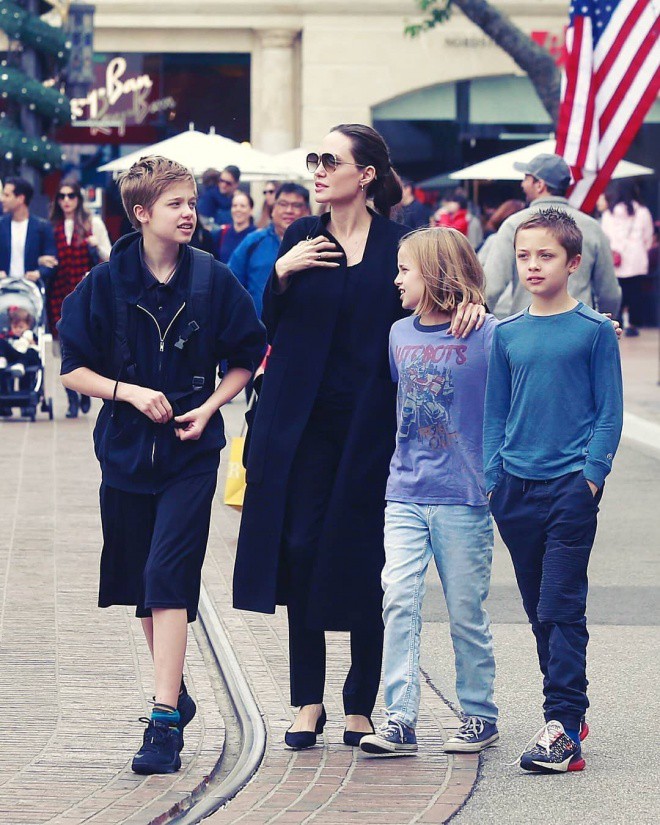 Angelina Jolie đưa con ruột đi chơi sau khi tố chồng cũ từng ghét bỏ Pax Thiên - Ảnh 3. Angelina Jolie đưa con ruột đi chơi sau khi tố chồng cũ từng ghét bỏ Pax Thiên - Ảnh 3.