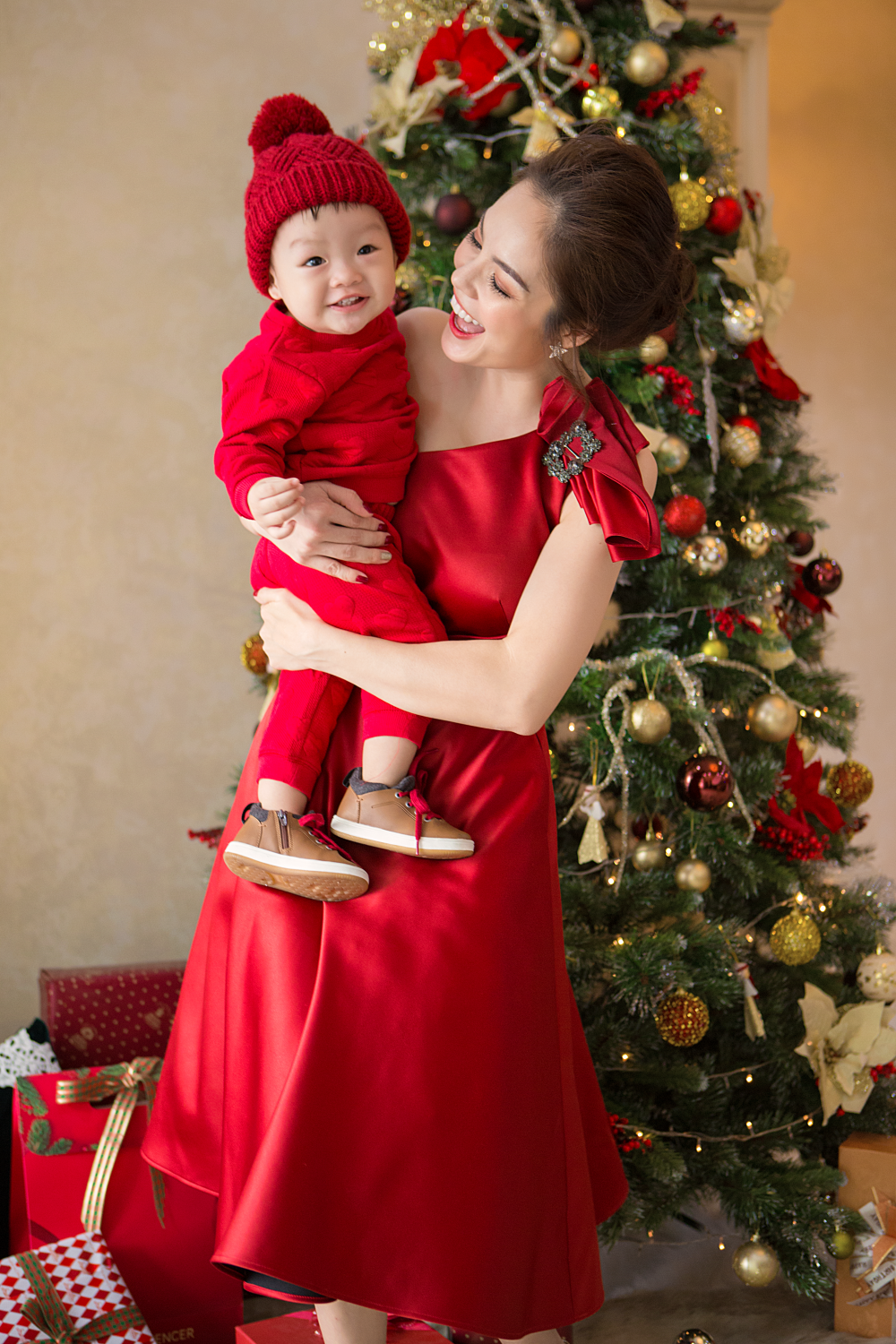 Dương Cẩm Lynh khoe ảnh giáng sinh, nhưng mọi người lại chú ý đến gương mặt ngộ nghĩnh của cậu con trai nhỏ - Ảnh 2. Dương Cẩm Lynh khoe ảnh giáng sinh, nhưng mọi người lại chú ý đến gương mặt ngộ nghĩnh của cậu con trai nhỏ - Ảnh 2.