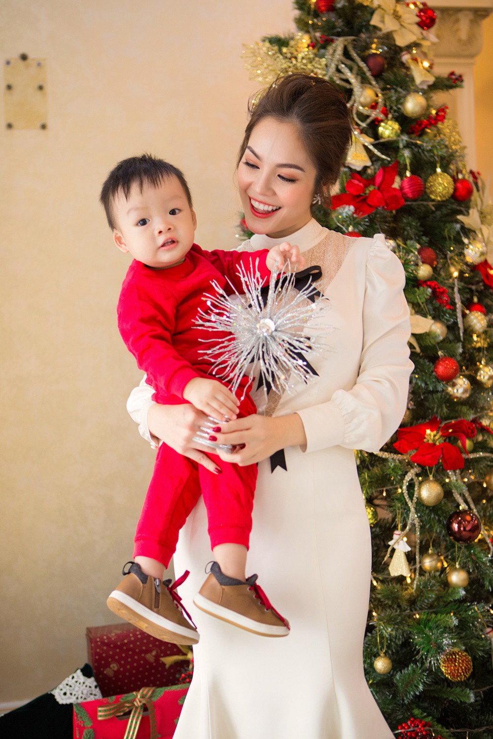 Dương Cẩm Lynh khoe ảnh giáng sinh, nhưng mọi người lại chú ý đến gương mặt ngộ nghĩnh của cậu con trai nhỏ - Ảnh 8. Dương Cẩm Lynh khoe ảnh giáng sinh, nhưng mọi người lại chú ý đến gương mặt ngộ nghĩnh của cậu con trai nhỏ - Ảnh 8.