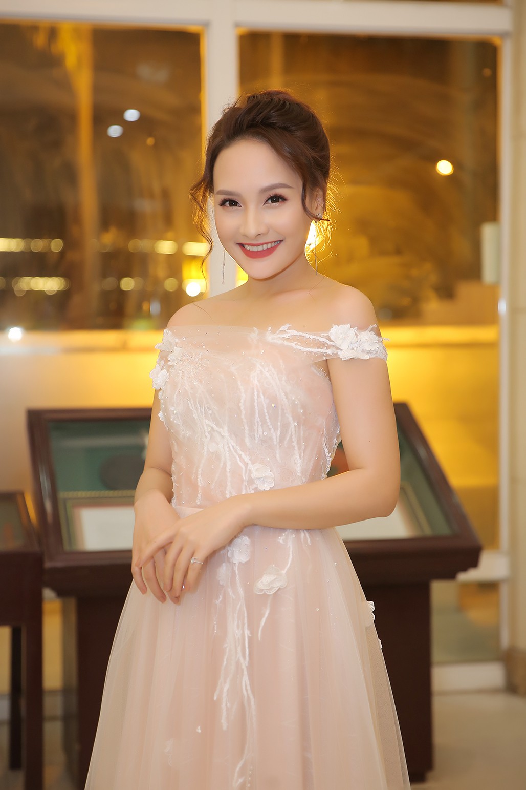 2 tháng sau khi lấy chồng, Lan Khuê xuất hiện đẹp rực rỡ - Ảnh 4. 2 tháng sau khi lấy chồng, Lan Khuê xuất hiện đẹp rực rỡ - Ảnh 4.