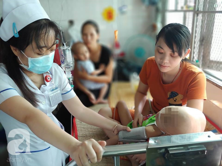 Mắt bất ngờ sưng to, bé trai mang bệnh ung thư: Cảnh báo căn bệnh 80% người mắc bị tái phát sau điều trị - Ảnh 5. Mắt bất ngờ sưng to, bé trai mang bệnh ung thư: Cảnh báo căn bệnh 80% người mắc bị tái phát sau điều trị - Ảnh 5.