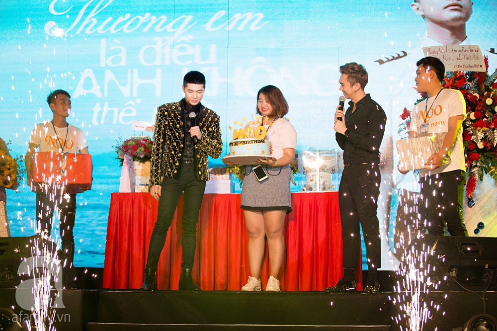 Bay liên tục từ Bắc vào Nam, Noo Phước Thịnh vẫn bùng nổ cùng fan trong ngày sinh nhật - Ảnh 4. Bay liên tục từ Bắc vào Nam, Noo Phước Thịnh vẫn bùng nổ cùng fan trong ngày sinh nhật - Ảnh 4.