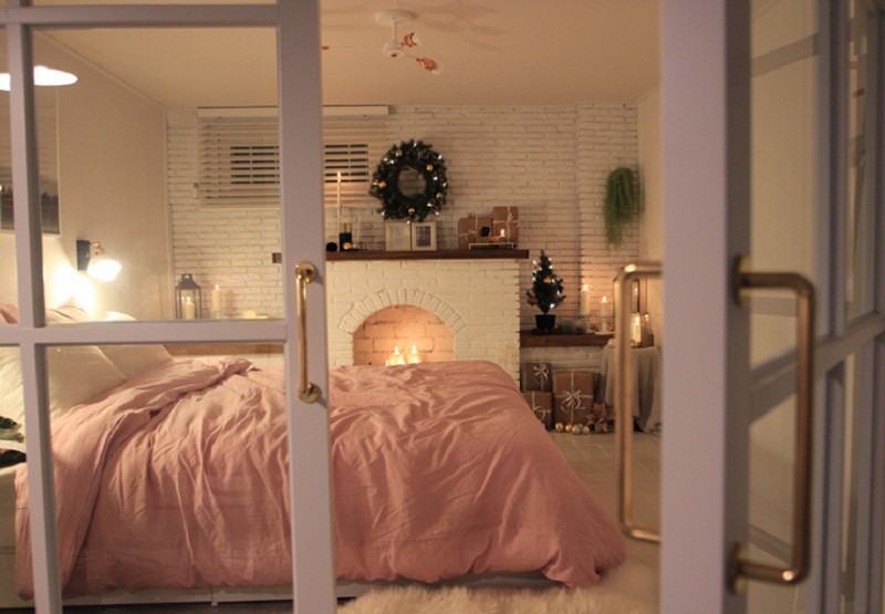 Ngỡ ngàng trước màn lột xác từ văn phòng tẻ nhạt sang phòng ngủ ấm áp, đậm màu không khí Giáng sinh - Ảnh 5. Ngỡ ngàng trước màn lột xác từ văn phòng tẻ nhạt sang phòng ngủ ấm áp, đậm màu không khí Giáng sinh - Ảnh 5.