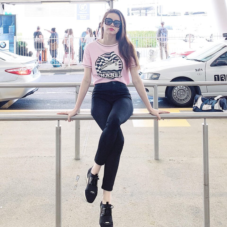 Cạch nhau là thế, bỗng nhiên Ninh Dương Lan Ngọc và Angela Phương Trinh lại có điểm chung lạ kỳ trong street style - Ảnh 6. Cạch nhau là thế, bỗng nhiên Ninh Dương Lan Ngọc và Angela Phương Trinh lại có điểm chung lạ kỳ trong street style - Ảnh 6.