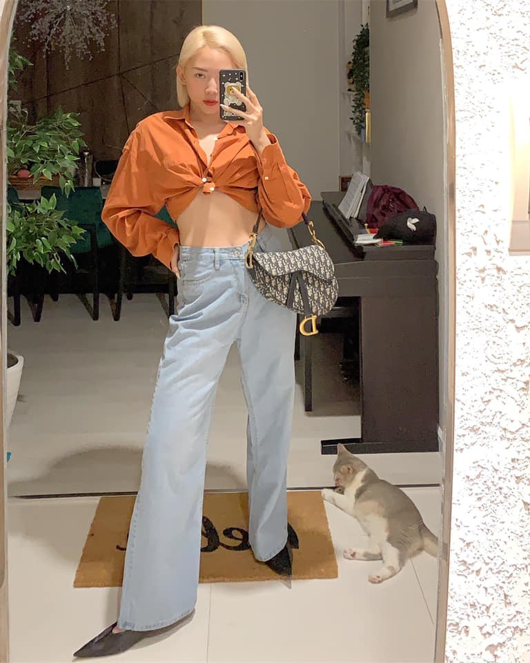 Cạch nhau là thế, bỗng nhiên Ninh Dương Lan Ngọc và Angela Phương Trinh lại có điểm chung lạ kỳ trong street style - Ảnh 8. Cạch nhau là thế, bỗng nhiên Ninh Dương Lan Ngọc và Angela Phương Trinh lại có điểm chung lạ kỳ trong street style - Ảnh 8.