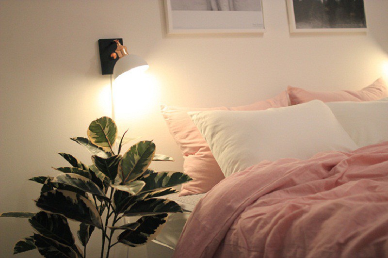 Ngỡ ngàng trước màn lột xác từ văn phòng tẻ nhạt sang phòng ngủ ấm áp, đậm màu không khí Giáng sinh - Ảnh 9. Ngỡ ngàng trước màn lột xác từ văn phòng tẻ nhạt sang phòng ngủ ấm áp, đậm màu không khí Giáng sinh - Ảnh 9.