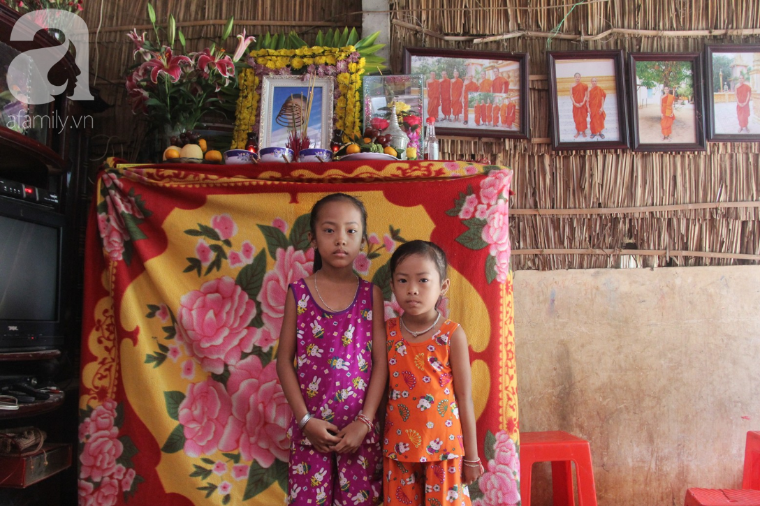 Mẹ câm điếc rồi mất, hai bé gái 6 và 9 tuổi đã được mọi người giúp đỡ cho đi học tiếp - Ảnh 1.