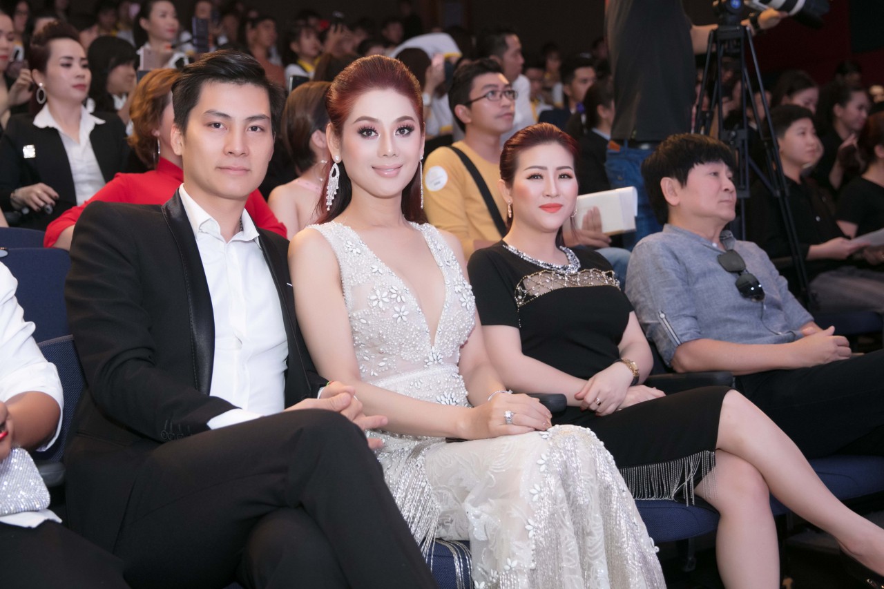 Gặp sự cố đến mức chân bị nhiễm trùng, Nhật Kim Anh vẫn chống nạng đi sự kiện với Hoàng Thùy Linh - Ảnh 6. Gặp sự cố đến mức chân bị nhiễm trùng, Nhật Kim Anh vẫn chống nạng đi sự kiện với Hoàng Thùy Linh - Ảnh 6.