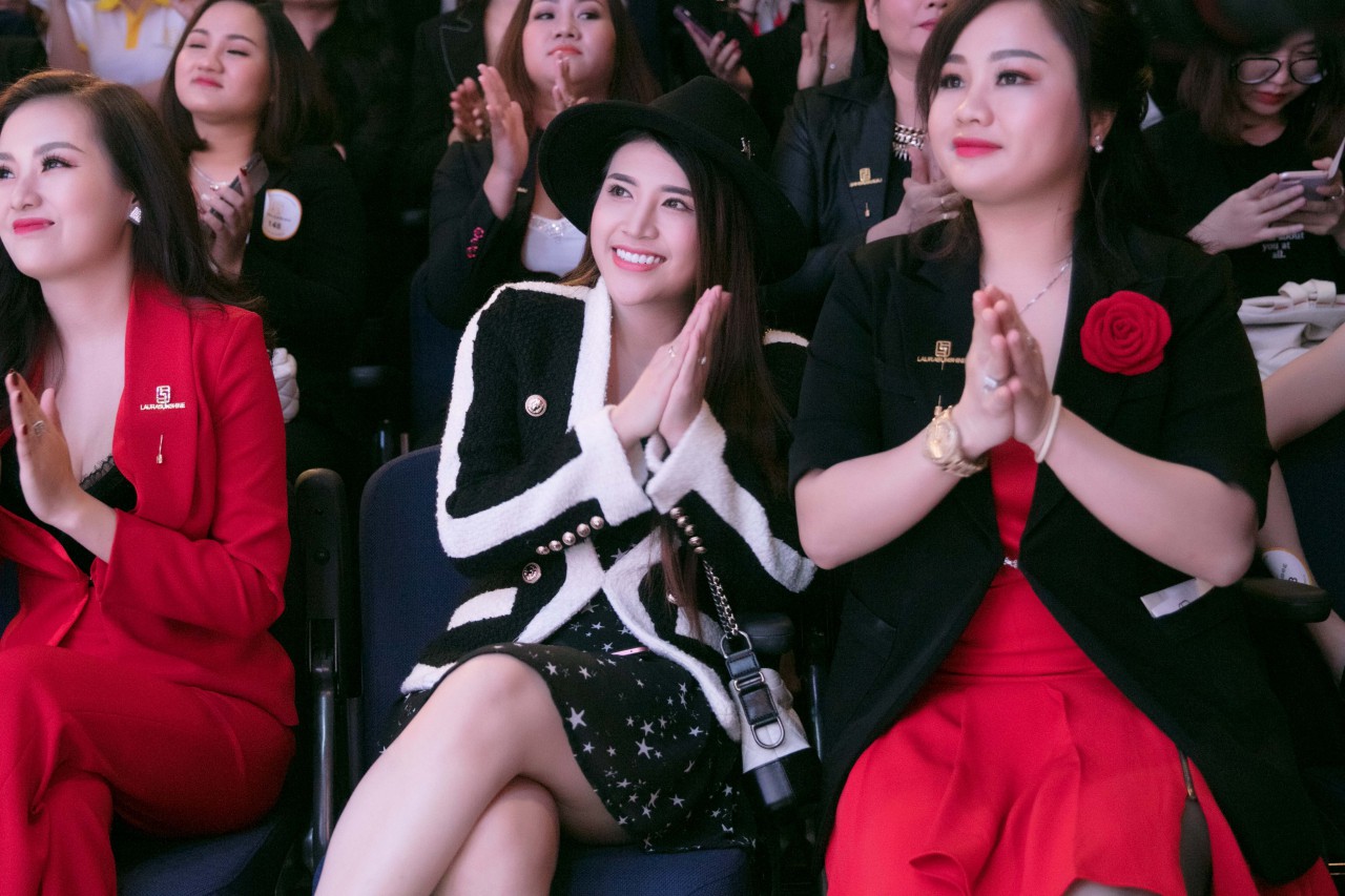 Gặp sự cố đến mức chân bị nhiễm trùng, Nhật Kim Anh vẫn chống nạng đi sự kiện với Hoàng Thùy Linh - Ảnh 8. Gặp sự cố đến mức chân bị nhiễm trùng, Nhật Kim Anh vẫn chống nạng đi sự kiện với Hoàng Thùy Linh - Ảnh 8.