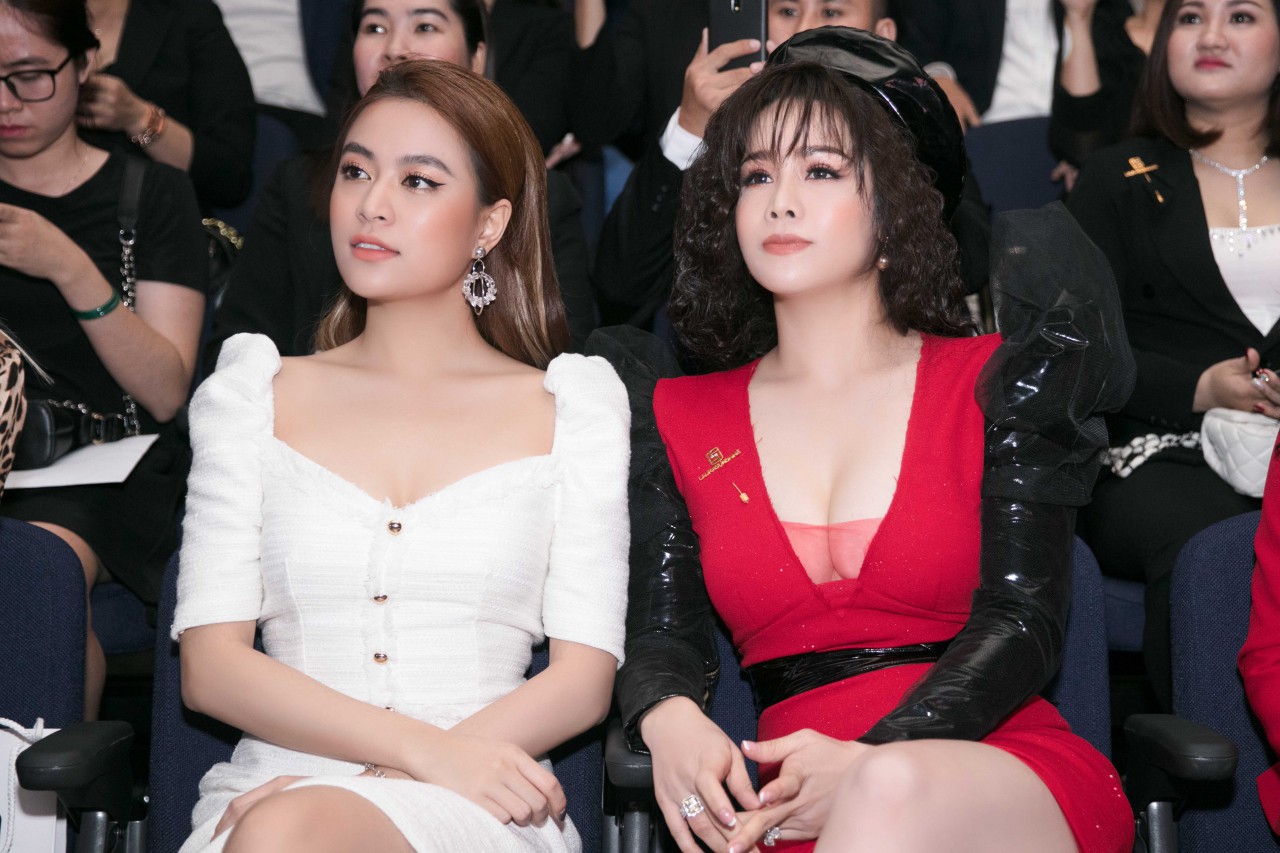 Gặp sự cố đến mức chân bị nhiễm trùng, Nhật Kim Anh vẫn chống nạng đi sự kiện với Hoàng Thùy Linh - Ảnh 4. Gặp sự cố đến mức chân bị nhiễm trùng, Nhật Kim Anh vẫn chống nạng đi sự kiện với Hoàng Thùy Linh - Ảnh 4.