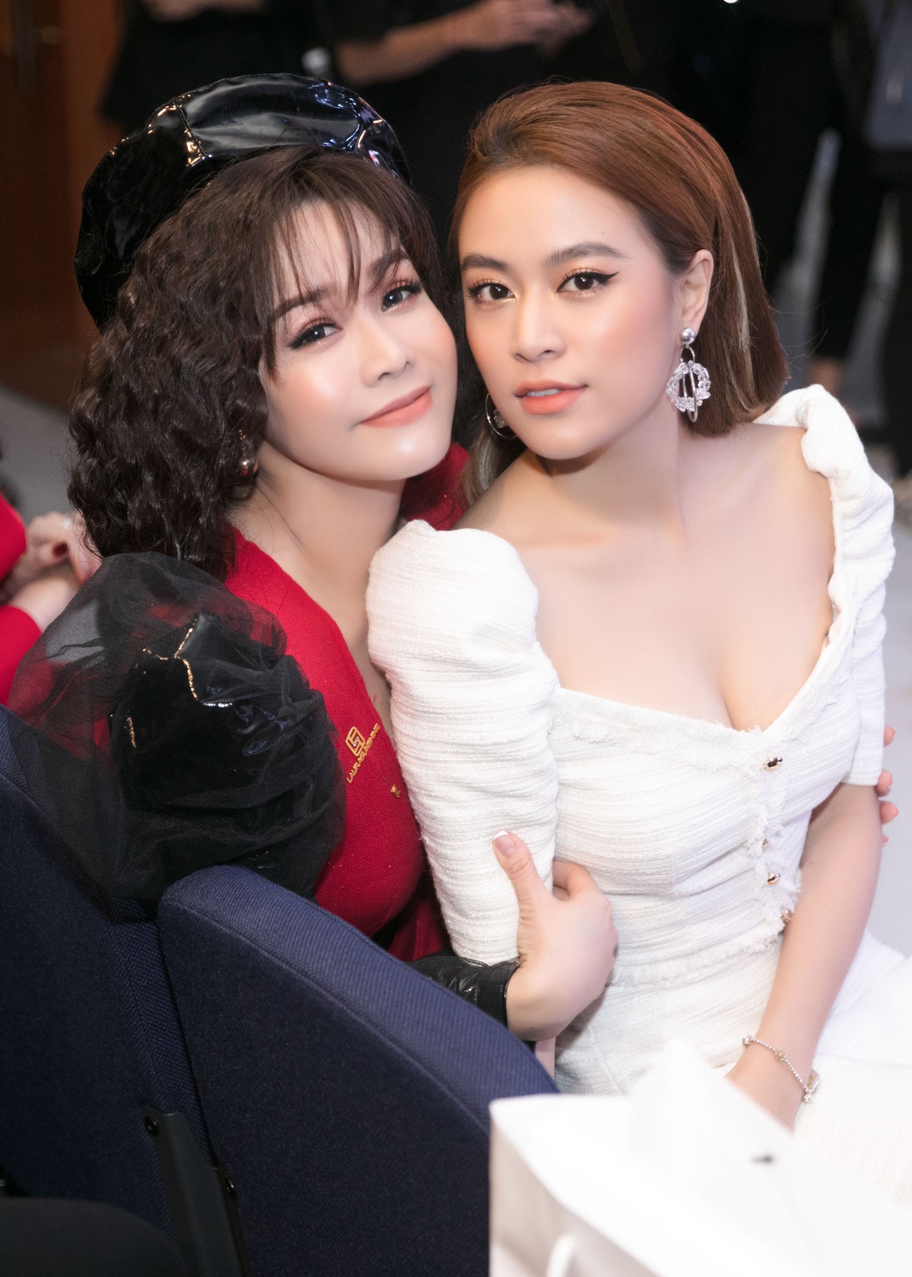 Gặp sự cố đến mức chân bị nhiễm trùng, Nhật Kim Anh vẫn chống nạng đi sự kiện với Hoàng Thùy Linh - Ảnh 3. Gặp sự cố đến mức chân bị nhiễm trùng, Nhật Kim Anh vẫn chống nạng đi sự kiện với Hoàng Thùy Linh - Ảnh 3.