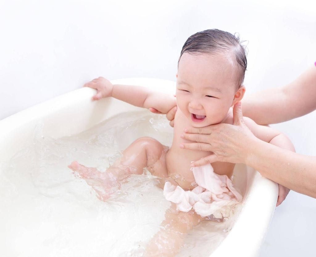 Một phút lơ là vì mải ăn cơm, bố mẹ khiến con 14 tháng tuổi chết đuối thương tâm trong xô nước nhà tắm - Ảnh 2. Một phút lơ là vì mải ăn cơm, bố mẹ khiến con 14 tháng tuổi chết đuối thương tâm trong xô nước nhà tắm - Ảnh 2.