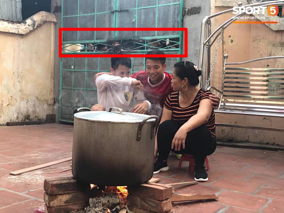 Tiến Dũng, Đình Trọng sang nhà Duy Mạnh nấu bánh chưng, nhưng những ánh mắt thiêu đốt sau khung cửa mới gây sốt - Ảnh 4. Tiến Dũng, Đình Trọng sang nhà Duy Mạnh nấu bánh chưng, nhưng những ánh mắt thiêu đốt sau khung cửa mới gây sốt - Ảnh 4.