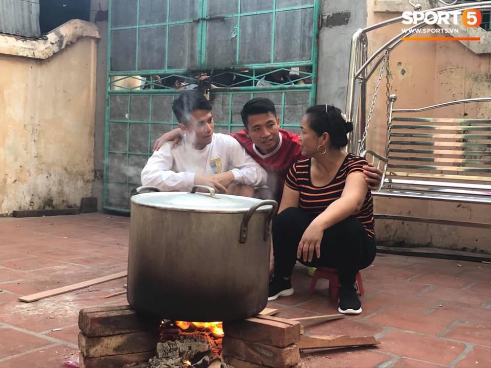 Tiến Dũng, Đình Trọng sang nhà Duy Mạnh nấu bánh chưng, nhưng những ánh mắt thiêu đốt sau khung cửa mới gây sốt - Ảnh 2. Tiến Dũng, Đình Trọng sang nhà Duy Mạnh nấu bánh chưng, nhưng những ánh mắt thiêu đốt sau khung cửa mới gây sốt - Ảnh 2.