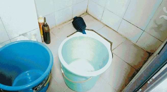 Một phút lơ là vì mải ăn cơm, bố mẹ khiến con 14 tháng tuổi chết đuối thương tâm trong xô nước nhà tắm - Ảnh 1. Một phút lơ là vì mải ăn cơm, bố mẹ khiến con 14 tháng tuổi chết đuối thương tâm trong xô nước nhà tắm - Ảnh 1.