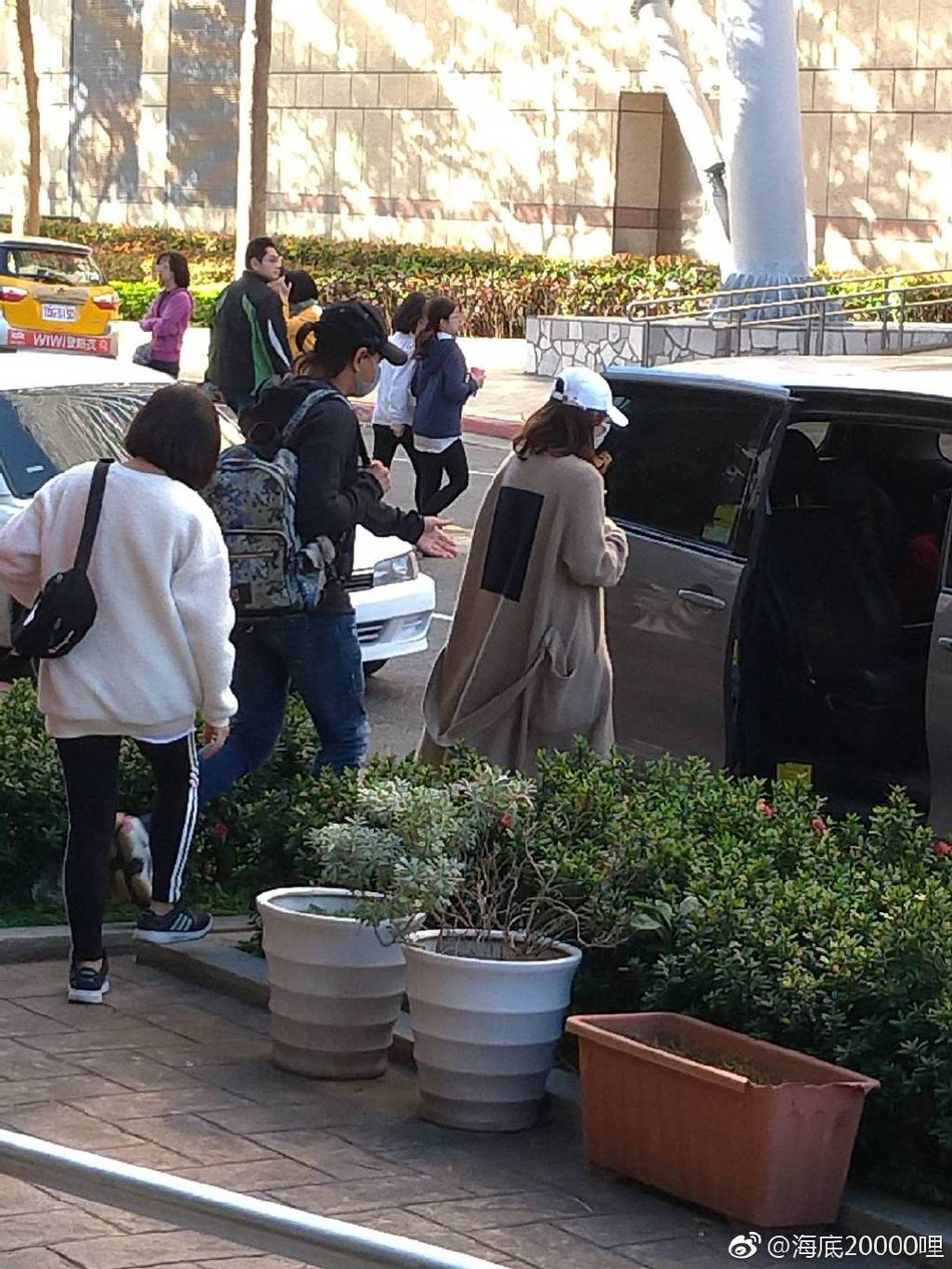 Mẹ Ngô Kỳ Long xác nhận con dâu Lưu Thi Thi đã mang thai 5 tháng nhưng câu trả lời lại bị chỉ trích - Ảnh 2. Mẹ Ngô Kỳ Long xác nhận con dâu Lưu Thi Thi đã mang thai 5 tháng nhưng câu trả lời lại bị chỉ trích - Ảnh 2.