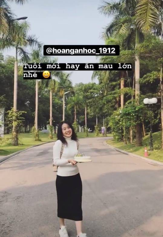 Bạn gái Văn Hậu đăng ảnh ôm bánh kem mừng sinh nhật 18 tuổi, nhưng fan đoán món quà to nhất là... - Ảnh 3. Bạn gái Văn Hậu đăng ảnh ôm bánh kem mừng sinh nhật 18 tuổi, nhưng fan đoán món quà to nhất là... - Ảnh 3.