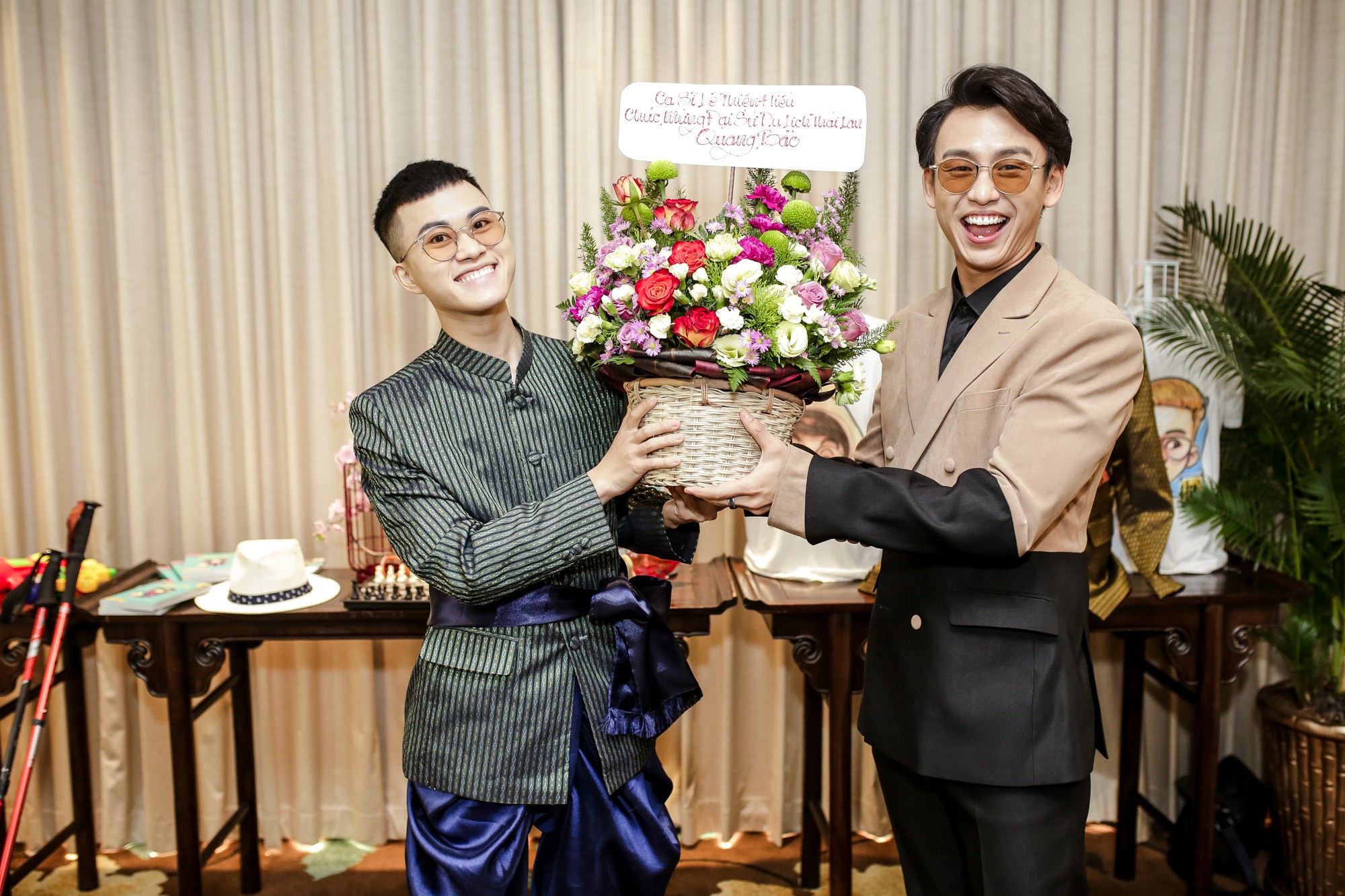 MC Quang Bảo than khổ khi bị Lê Thiện Hiếu bắt ép nhảy múa - Ảnh 3. MC Quang Bảo than khổ khi bị Lê Thiện Hiếu bắt ép nhảy múa - Ảnh 3.