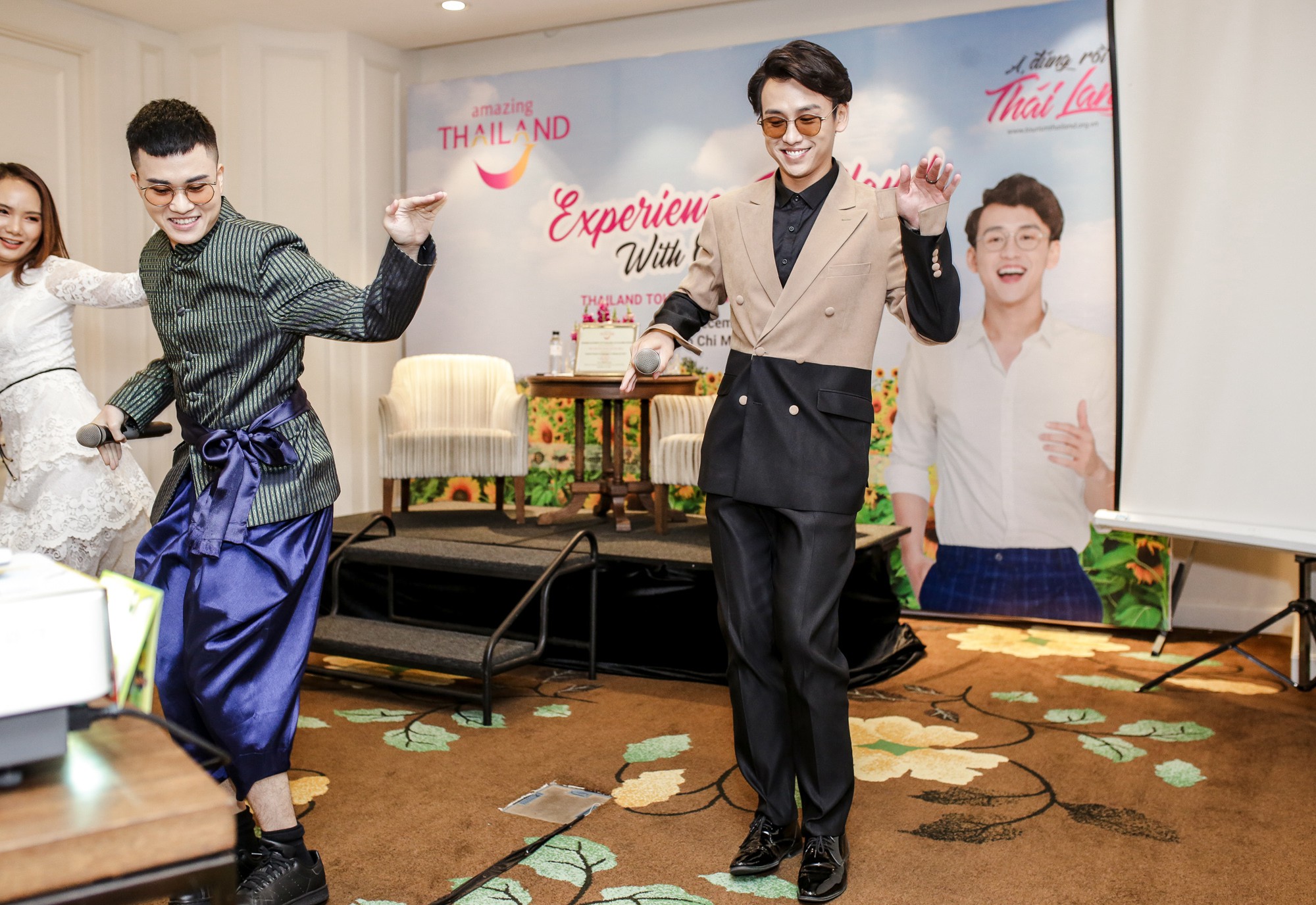 MC Quang Bảo than khổ khi bị Lê Thiện Hiếu bắt ép nhảy múa - Ảnh 5. MC Quang Bảo than khổ khi bị Lê Thiện Hiếu bắt ép nhảy múa - Ảnh 5.