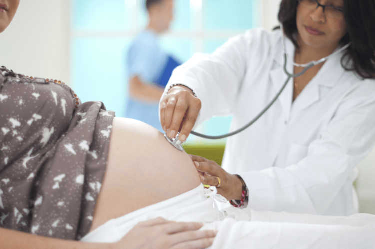 Tự mình vượt cạn, sản phụ đẻ rơi con trên ô tô từ Hà Nội về quê - Ảnh 1. Tự mình vượt cạn, sản phụ đẻ rơi con trên ô tô từ Hà Nội về quê - Ảnh 1.