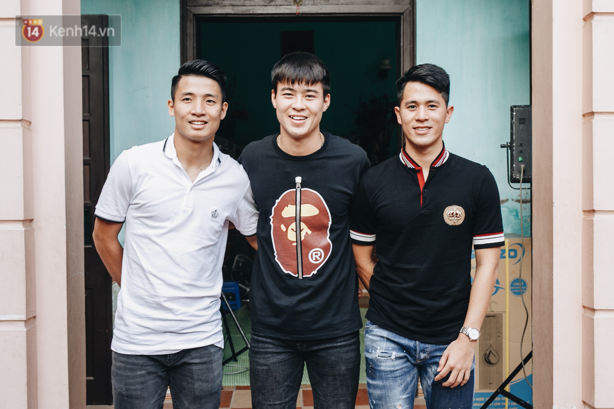 Trận đấu đỉnh cao giữa bộ 3 Duy Mạnh - Đình Trọng - Tiến Dũng với lũ trẻ: Chưa bao giờ thôn Giao Tác có cảm giác vỡ oà đến thế! - Ảnh 1. Trận đấu đỉnh cao giữa bộ 3 Duy Mạnh - Đình Trọng - Tiến Dũng với lũ trẻ: Chưa bao giờ thôn Giao Tác có cảm giác vỡ oà đến thế! - Ảnh 1.