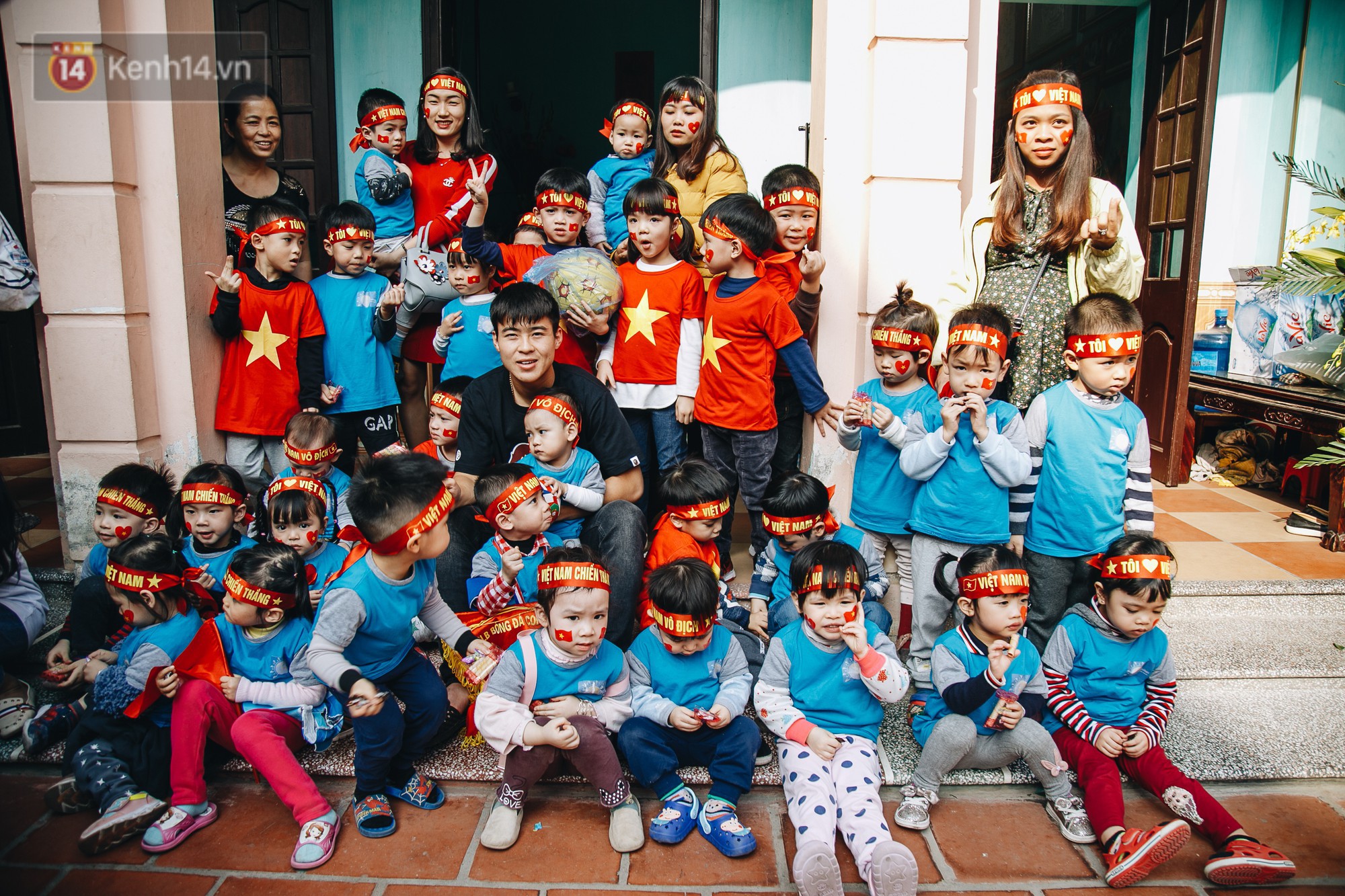 Trận đấu đỉnh cao giữa bộ 3 Duy Mạnh - Đình Trọng - Tiến Dũng với lũ trẻ: Chưa bao giờ thôn Giao Tác có cảm giác vỡ oà đến thế! - Ảnh 2. Trận đấu đỉnh cao giữa bộ 3 Duy Mạnh - Đình Trọng - Tiến Dũng với lũ trẻ: Chưa bao giờ thôn Giao Tác có cảm giác vỡ oà đến thế! - Ảnh 2.