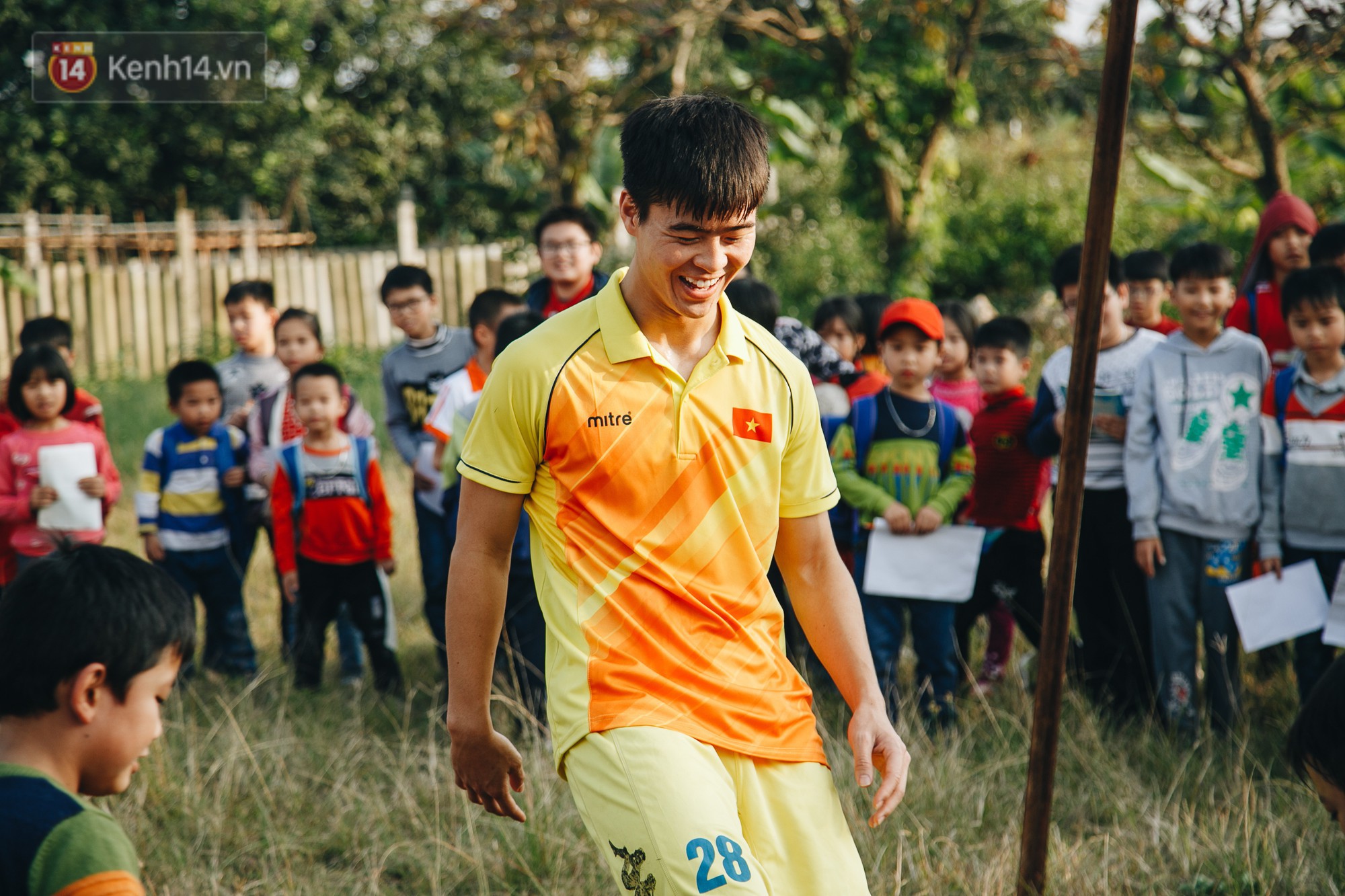 Trận đấu đỉnh cao giữa bộ 3 Duy Mạnh - Đình Trọng - Tiến Dũng với lũ trẻ: Chưa bao giờ thôn Giao Tác có cảm giác vỡ oà đến thế! - Ảnh 5. Trận đấu đỉnh cao giữa bộ 3 Duy Mạnh - Đình Trọng - Tiến Dũng với lũ trẻ: Chưa bao giờ thôn Giao Tác có cảm giác vỡ oà đến thế! - Ảnh 5.