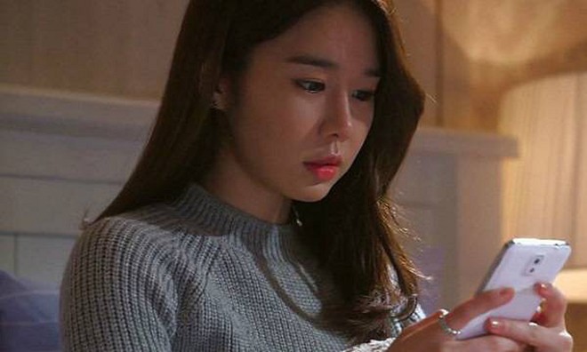 Buổi chiều chồng vừa bảo đi công tác, tối đã thấy đôi giày của anh thấp thoáng trong ảnh của cô bạn và cái kết - Ảnh 1. Buổi chiều chồng vừa bảo đi công tác, tối đã thấy đôi giày của anh thấp thoáng trong ảnh của cô bạn và cái kết - Ảnh 1.