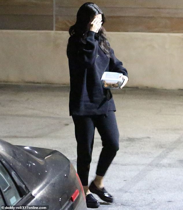 Vừa vui vẻ được mấy h&ocirc;m, Selena Gomez đ&atilde; xuất hiện với h&igrave;nh ảnh mệt mỏi, mặt ph&ugrave; nề  - Ảnh 2.